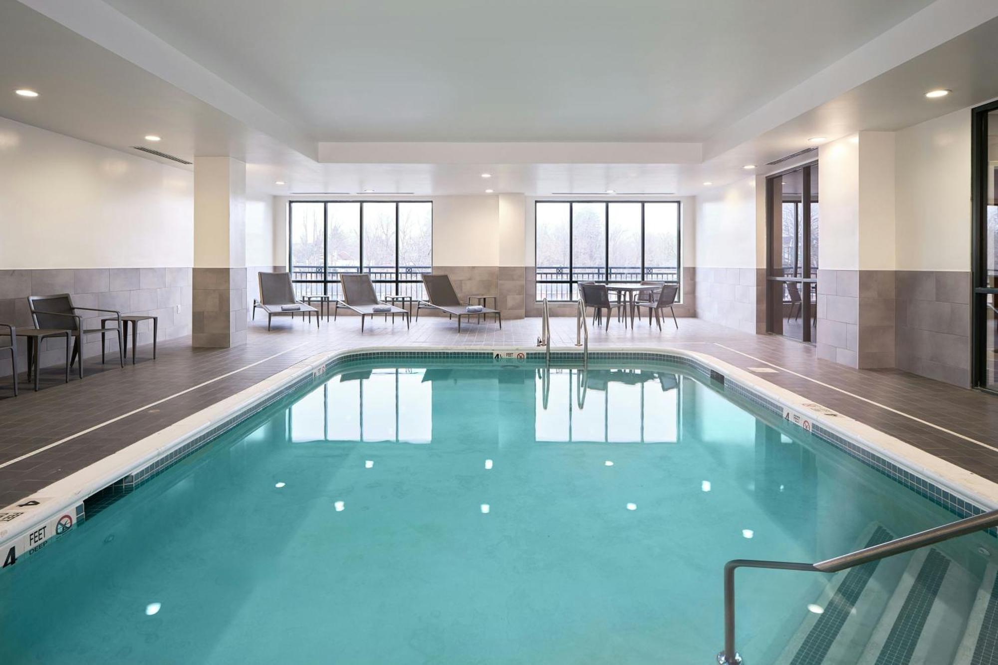 Отель Courtyard By Marriott Саратога-Спрингс Экстерьер фото